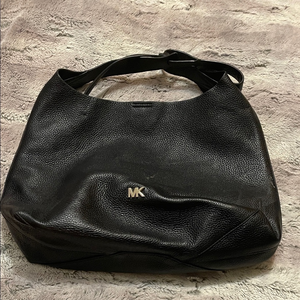 Michael Kors Black Leather Tote
Listing will be removed 2/6/26